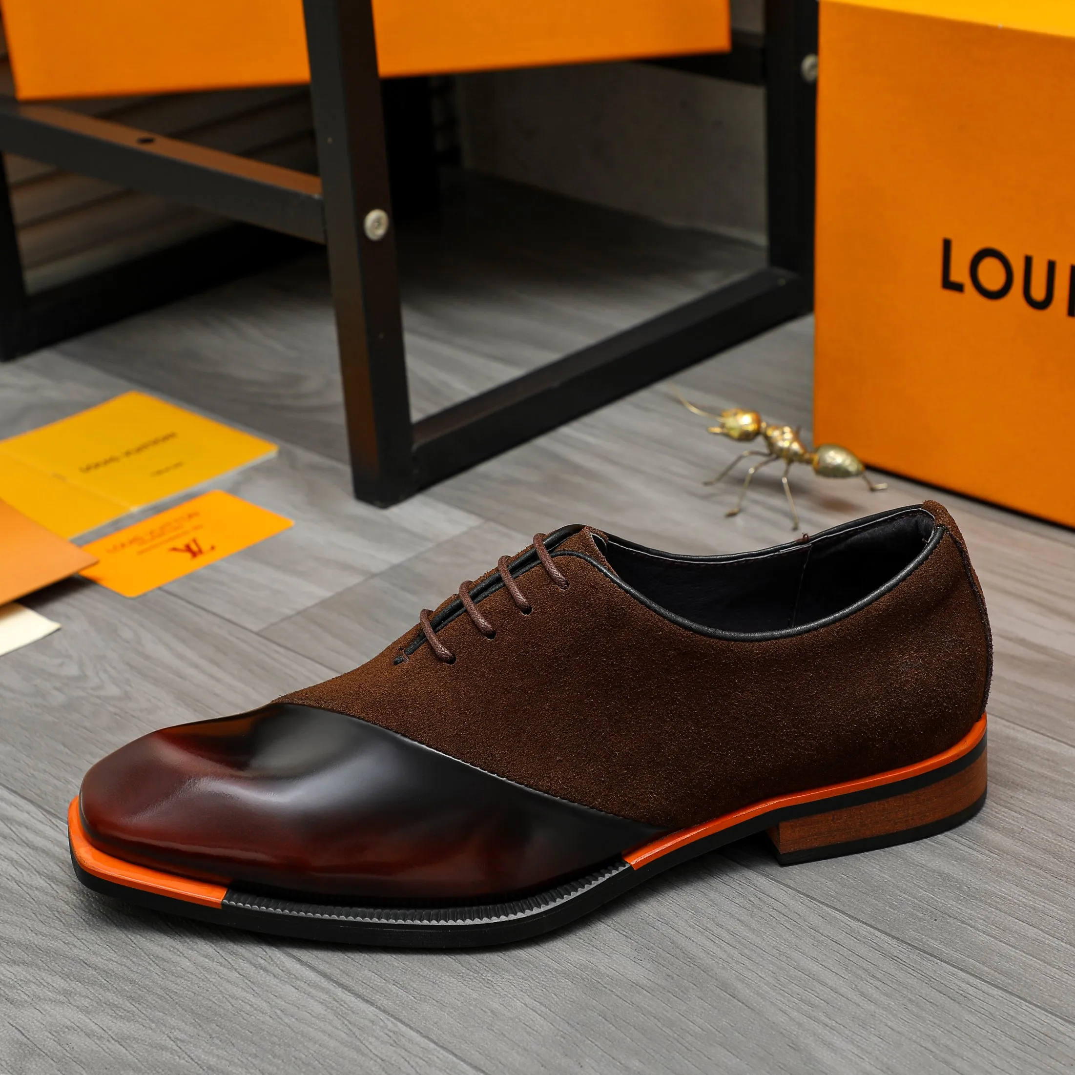 Men's shoes 💰580 Product trademark: LV "Louis Vuitton" business formal lace-up leather shoes Regular size: 37-46 Product materials: Selected high-quality cowhide stitching nubuck leather upper, pigskin lining, rubber outsole